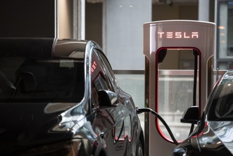 Tesla збільшить вартість електроенергії на своїх заправках Supercharger
