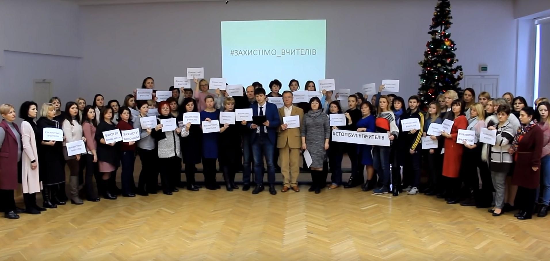 Обіцяв відрізати руку: працівники київської школи, де жорстоко побили вчителя, скликають мітинг Обіцяв відрізати руку: працівники київської школи, де жорстоко побили вчителя, скликають мітинг