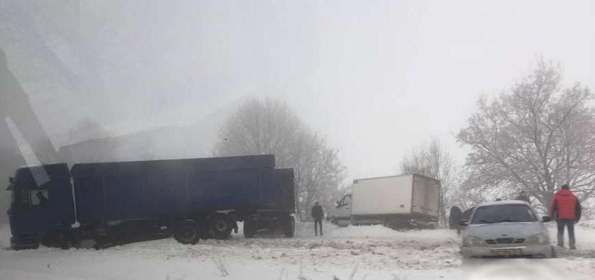 На Дніпропетровщині у масштабній ДТП зіткнулося 10 авто: фото На Дніпропетровщині у масштабній ДТП зіткнулося 10 авто: фото