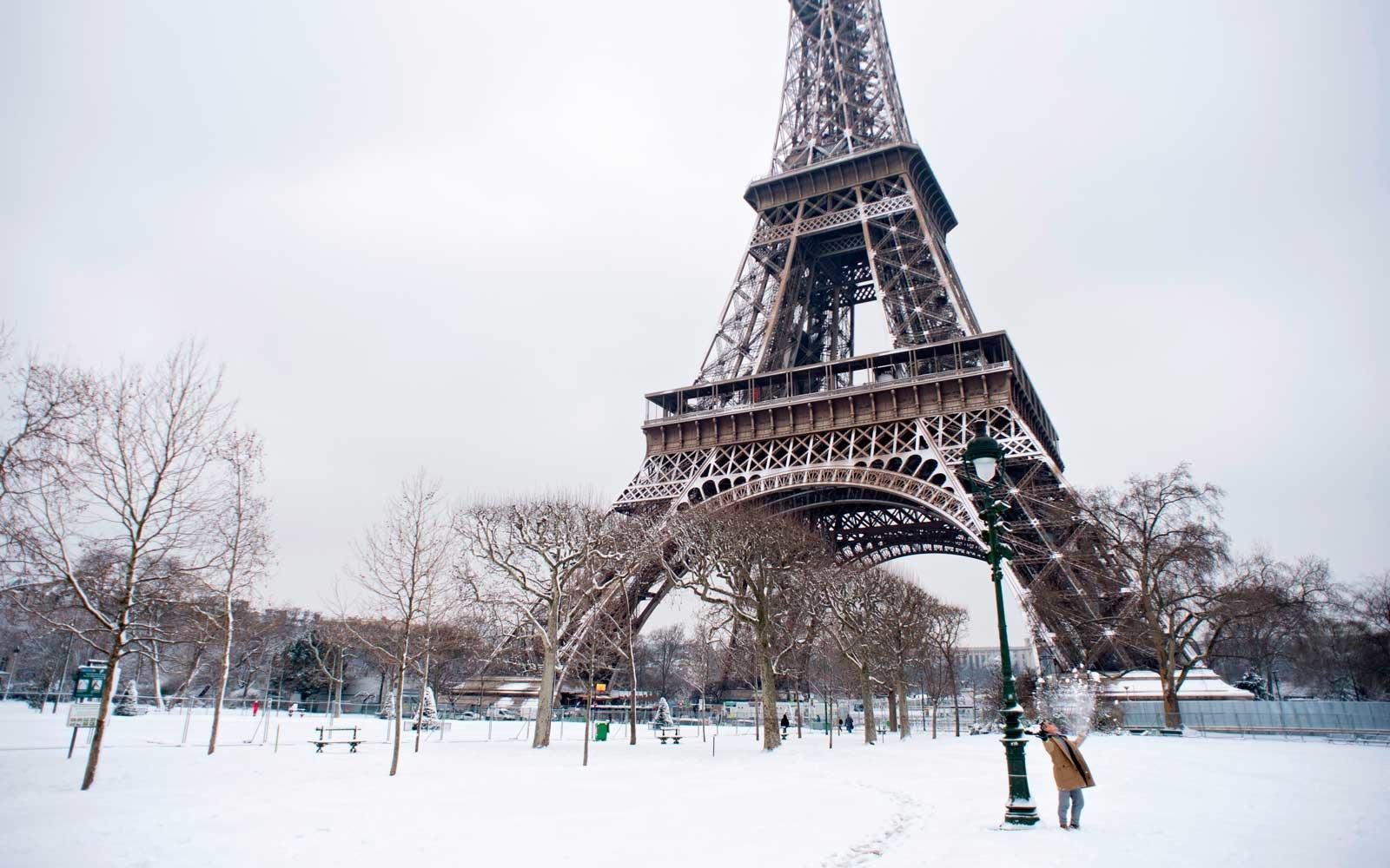 У Парижі закрили Ейфелеву вежу: відома причина