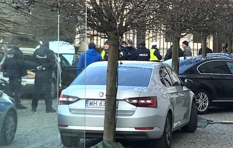 У Польщі авто на швидкості влетіло в браму президентського палацу