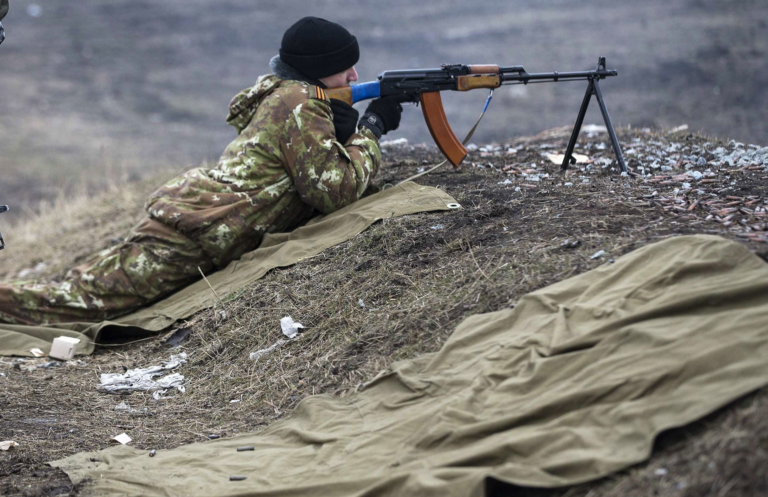 Боевики обстреляли украинских спасателей, которые разминировали газопровод возле Марьинки