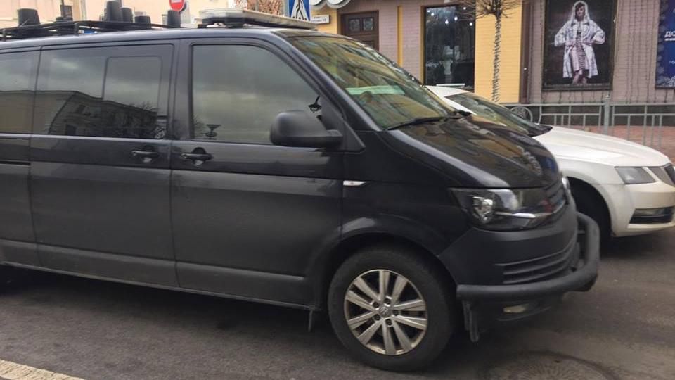 Возле избирательного штаба Садового заметили подозрительный фургон Возле избирательного штаба Садового заметили подозрительный фургон