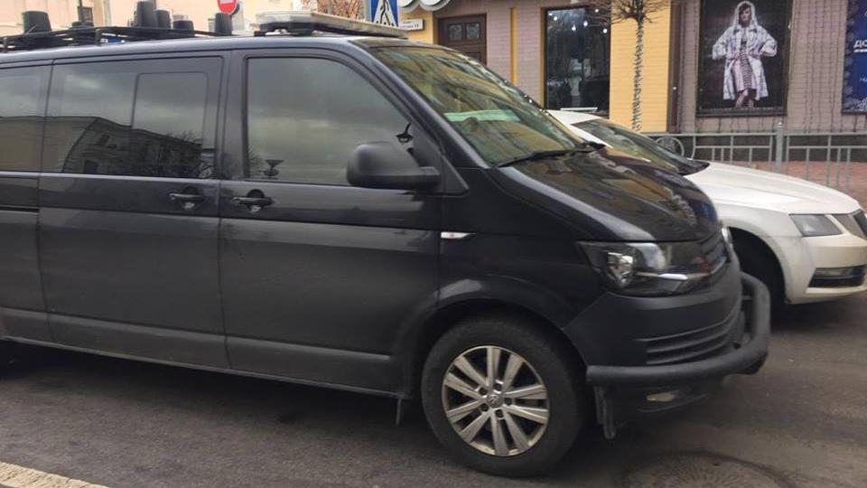 Возле избирательного штаба Садового заметили подозрительный фургон