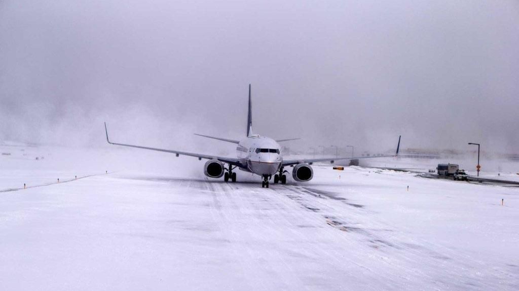 Снегопады в Киеве осложнили работу аэропортов: отменят ли рейсы