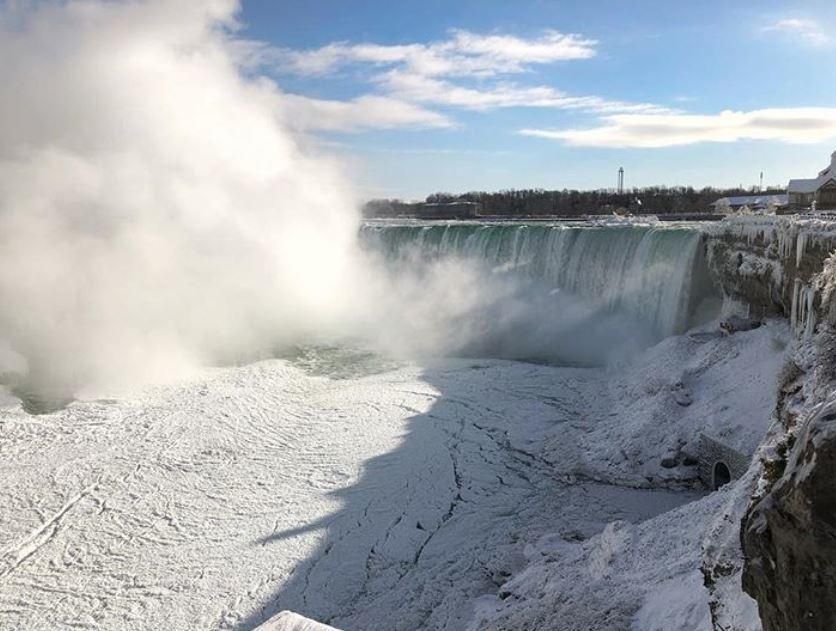 В США покрылся льдом Ниагарский водопад: фото и видео