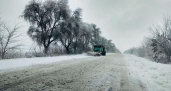 На дорогах Украины ограничено движение транспорта из-за снегопадов: список областей