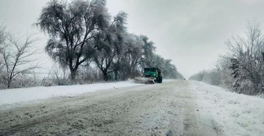 На дорогах Украины ограничено движение транспорта из-за снегопадов: список областей