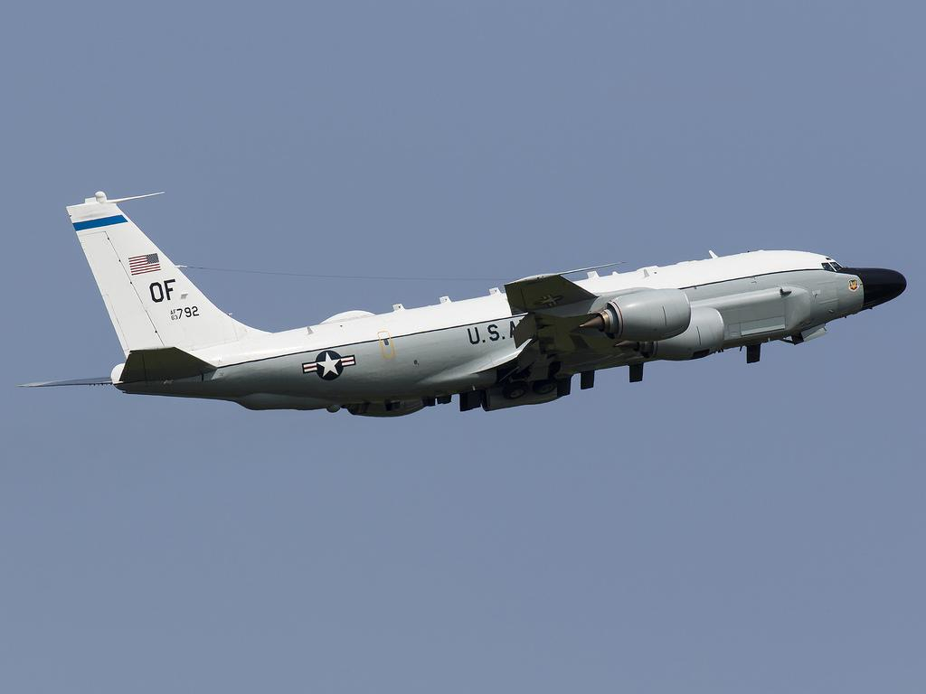 Американский самолет наблюдает за побережьем оккупированного Крыма