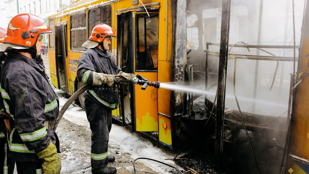 В центре Тернополя дотла выгорел троллейбус: фото