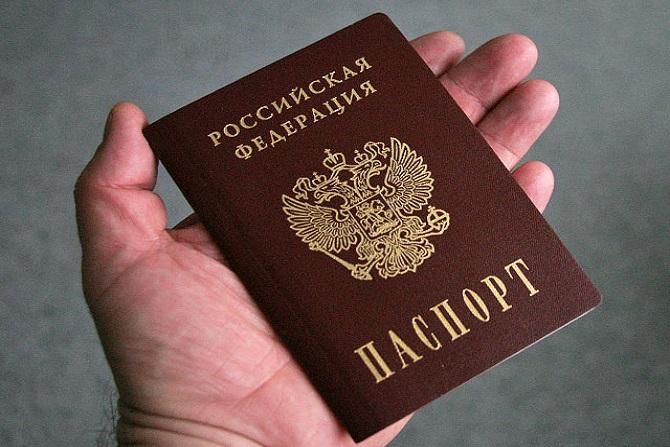У посадовця з Донеччини знайшли російський паспорт та викрили у підробці документів