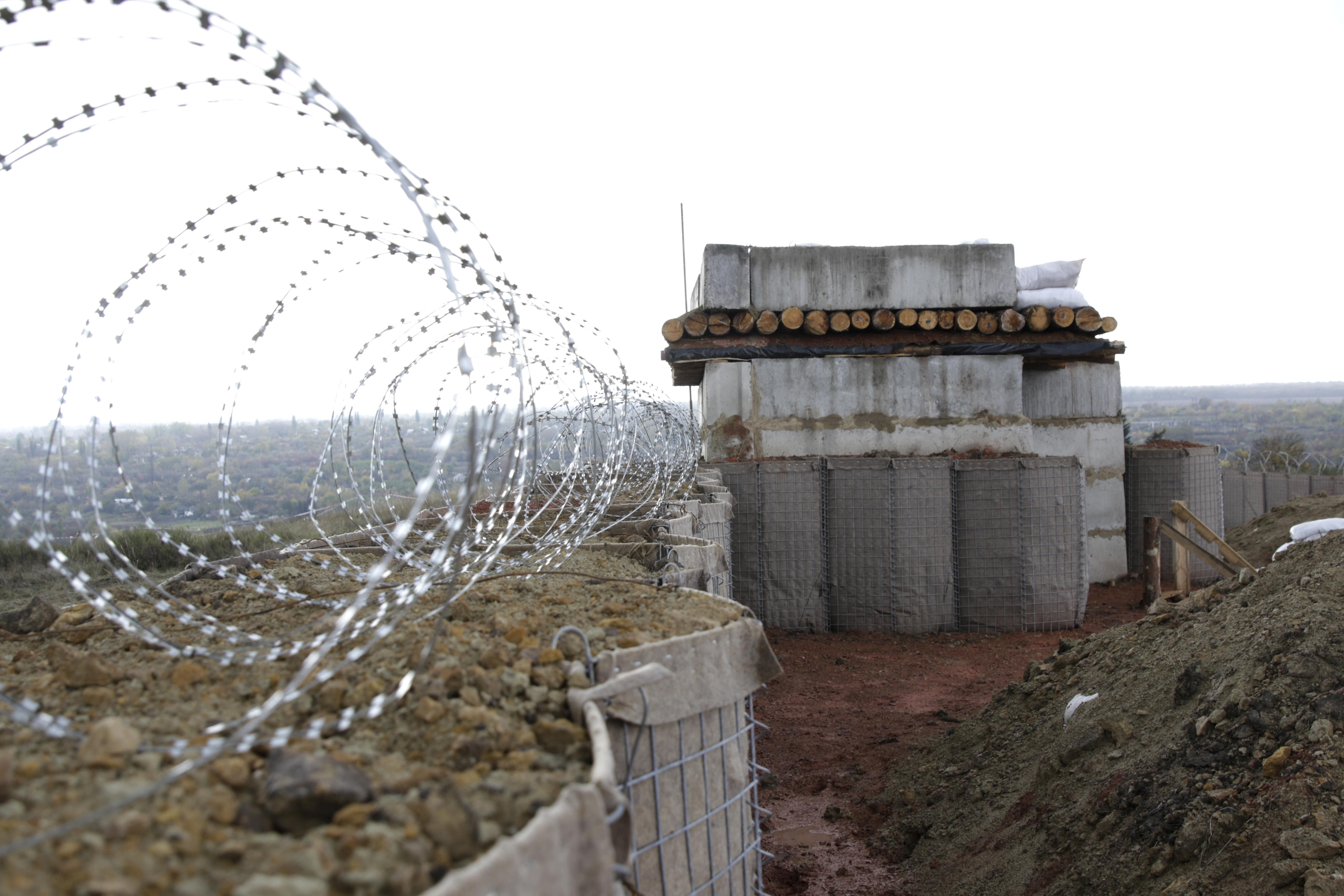 Российские боевики обстреляли ремонтную бригаду на оккупированном Донбассе: есть раненые Российские боевики обстреляли ремонтную бригаду на оккупированном Донбассе: есть раненые