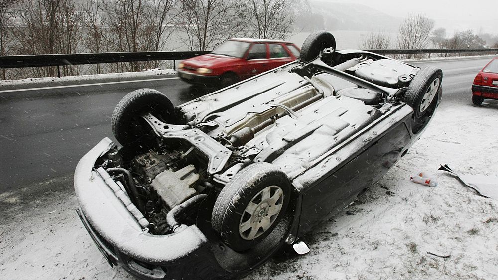 Из-за сильных снегопадов за сутки произошло более тысячи аварий