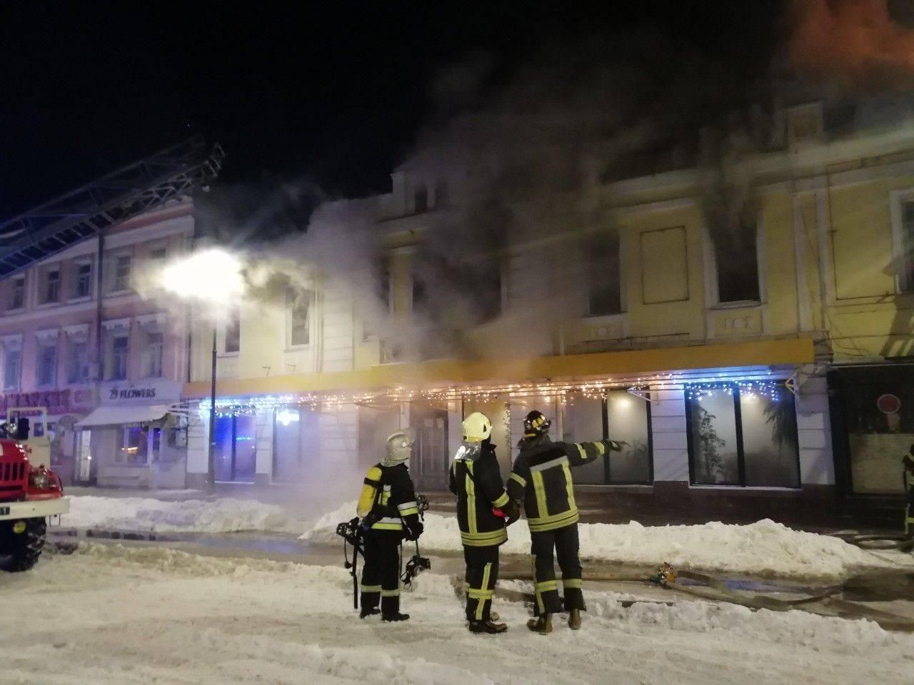 У центрі Києва сталася масштабна пожежа в ресторані: фото та відео з місця події