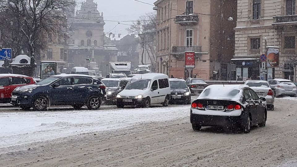 У Львові випала велика кількість снігу: місто стоїть у корках