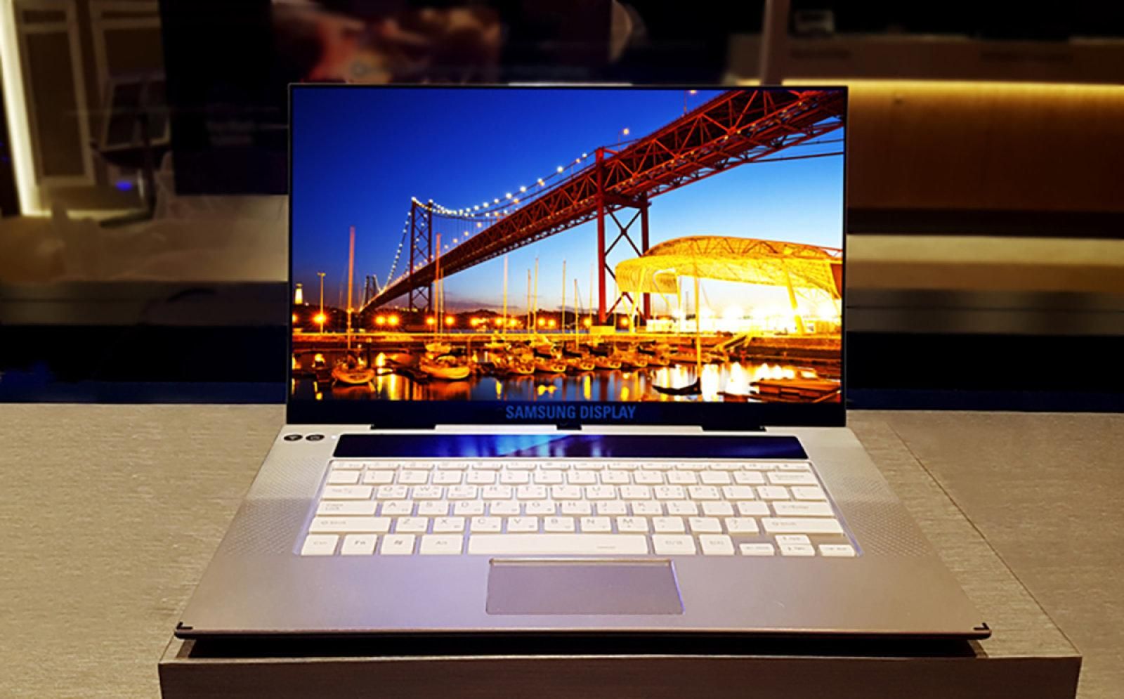 Samsung представила первые в мире UHD OLED дисплеи для ноутбуков