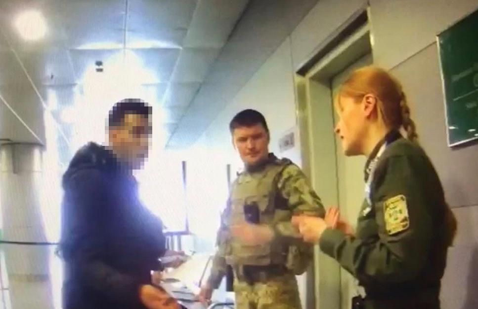 В аэропорту "Борисполь" дерзкий мигрант напал на пограничника: видео