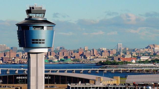 Через "шатдаун" аеропорт Нью-Йорка зупинив роботу Через "шатдаун" аеропорт Нью-Йорка зупинив роботу