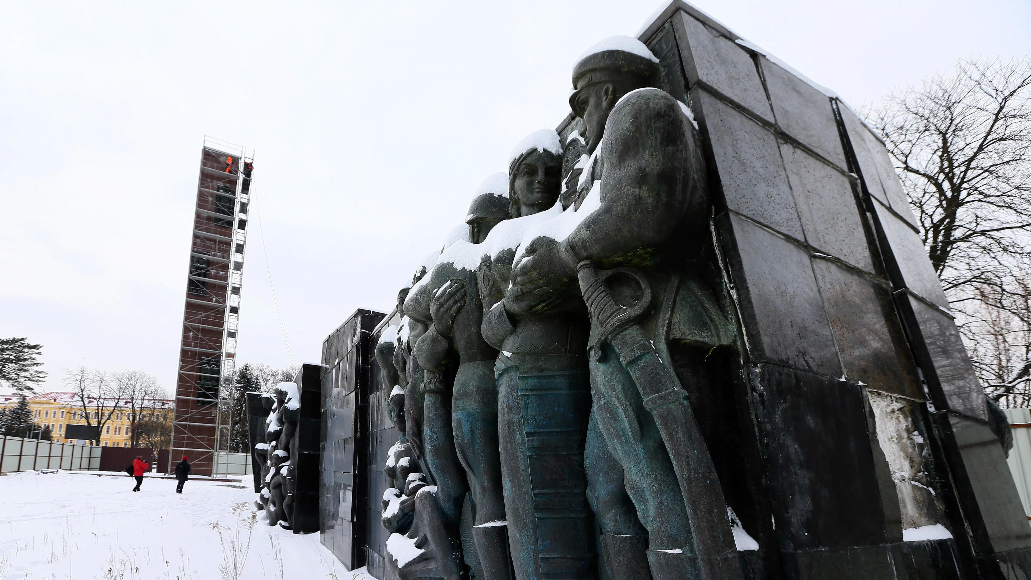 Массивный советский монумент начали разбирать во Львове