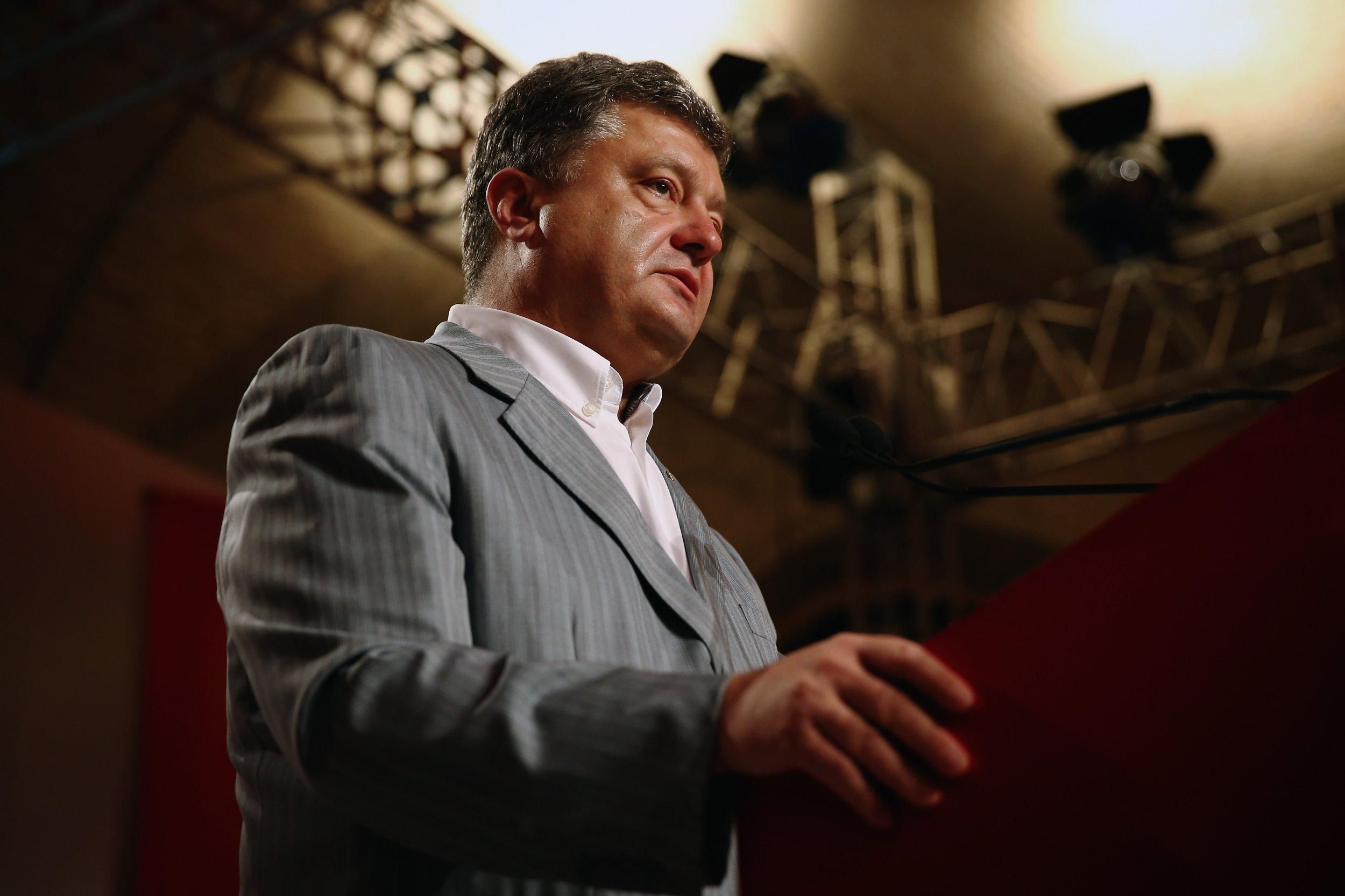 Порошенко ввел в действие секретное решение СНБО относительно военного положения Порошенко ввел в действие секретное решение СНБО относительно военного положения