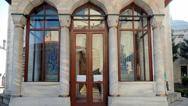 Возле могилы Роксоланы в Стамбуле изменили текст о ее "российском происхождении" Возле могилы Роксоланы в Стамбуле изменили текст о ее "российском происхождении"