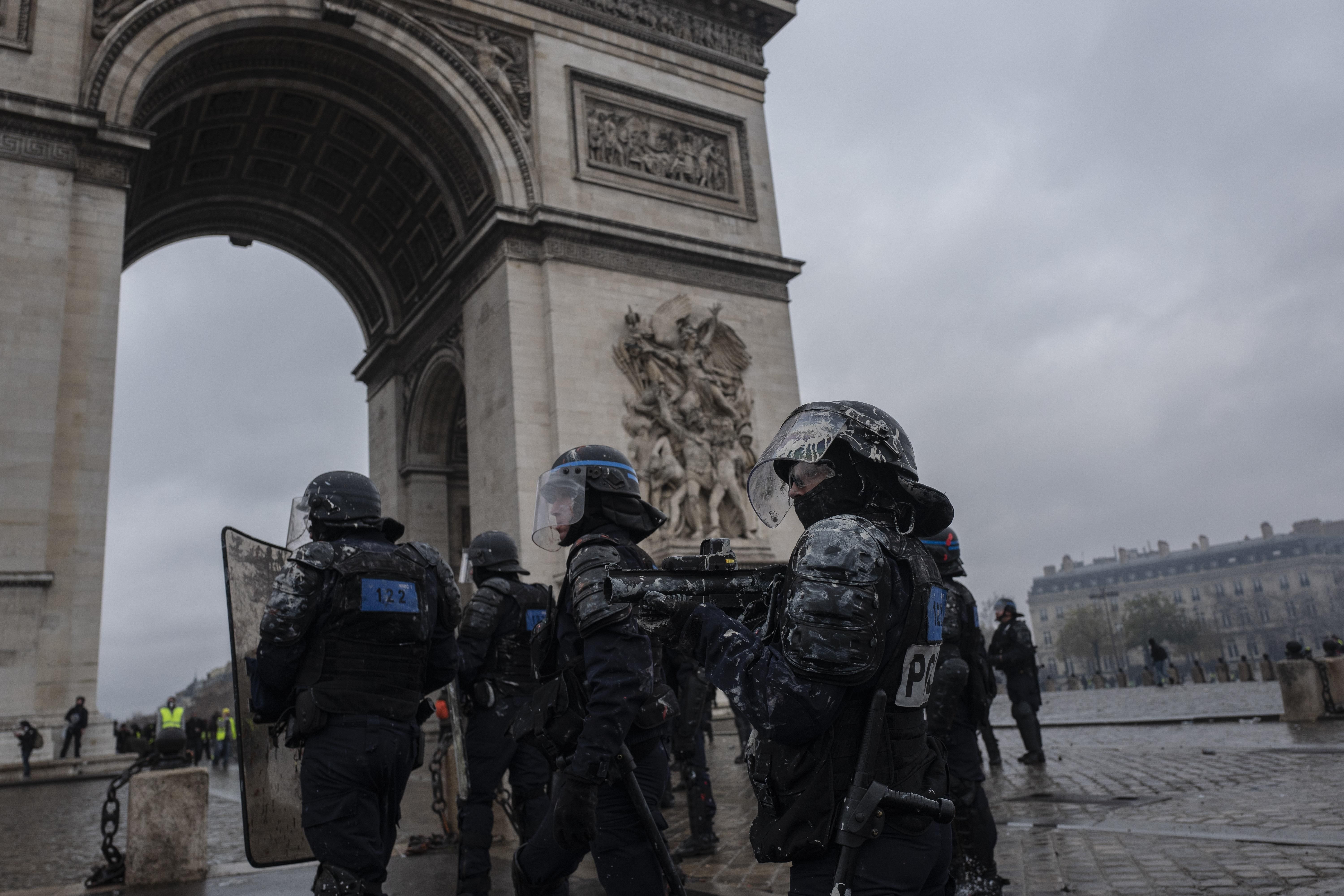 Во Франции десятки тысяч "желтых жилетов" продолжают ожесточенные столкновения с полицией