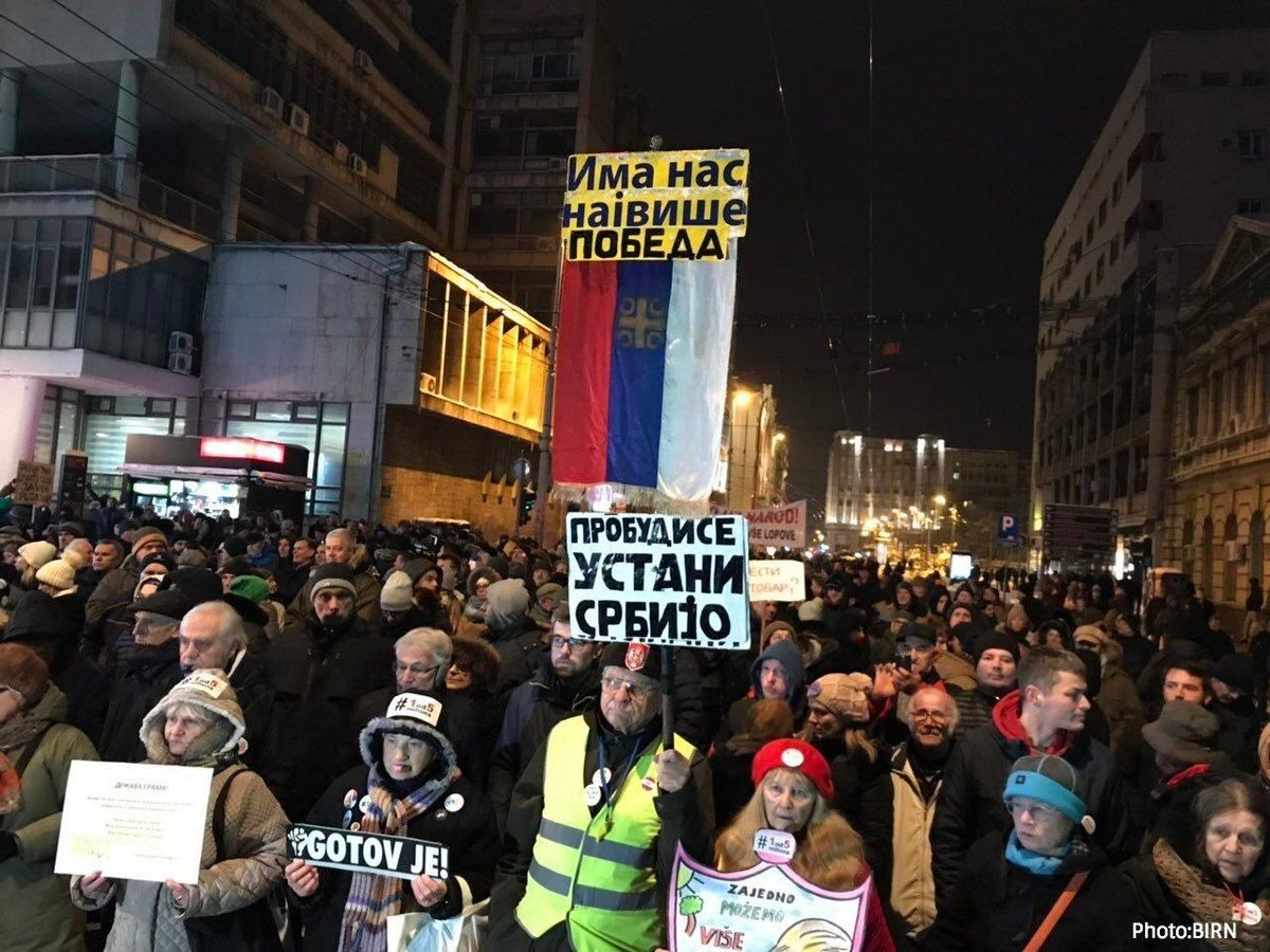 Тисячі сербів вийшли на мітинг із вимогою відставки президента 