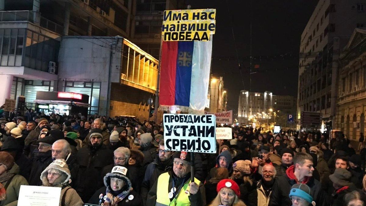 Тысячи сербов вышли на митинг с требованием отставки президента