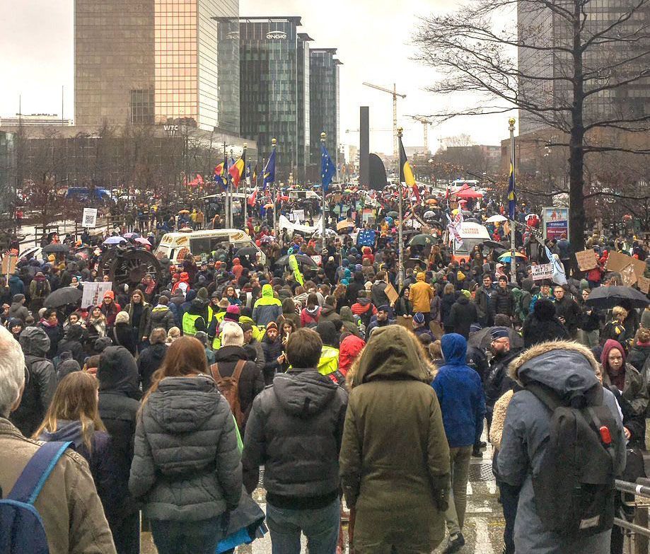 70 тысяч бельгийцев вышли на улицы Брюсселя с требованием предотвратить изменение климата: фото