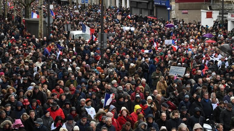 Противники "жовтих жилетів" вийшли на вулиці Парижа