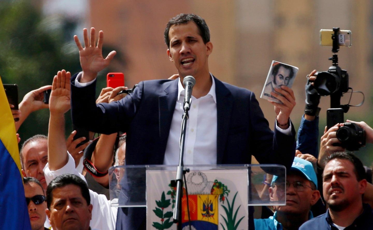 Гуайдо розповів про переговори з військовими з метою відсторонення Мадуро Гуайдо розповів про переговори з військовими з метою відсторонення Мадуро