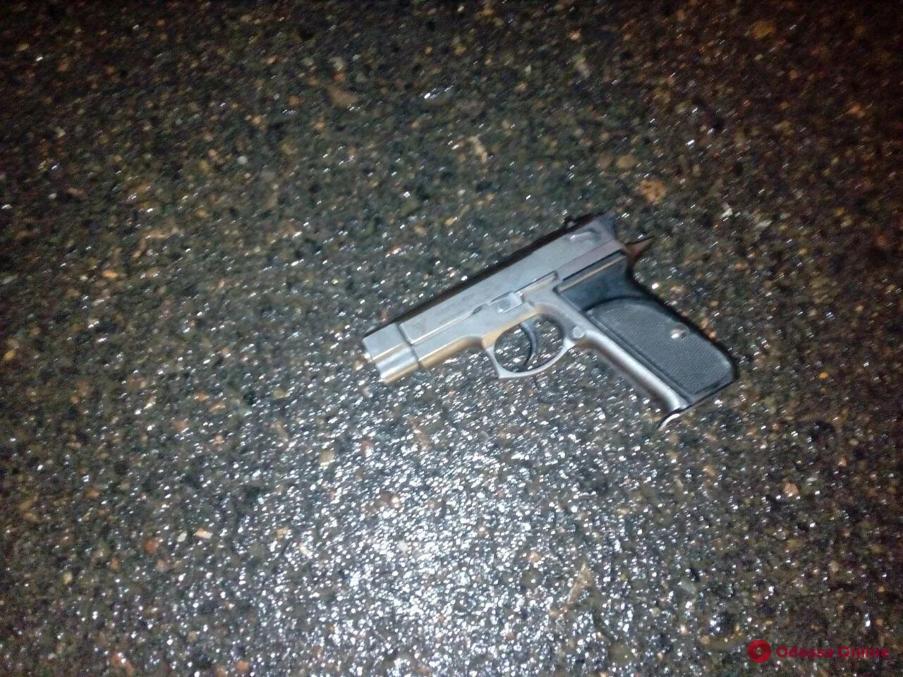 Пістолет, з якого чоловік стріляв по відвідувачах кафе Пістолет, з якого чоловік стріляв по відвідувачах кафе