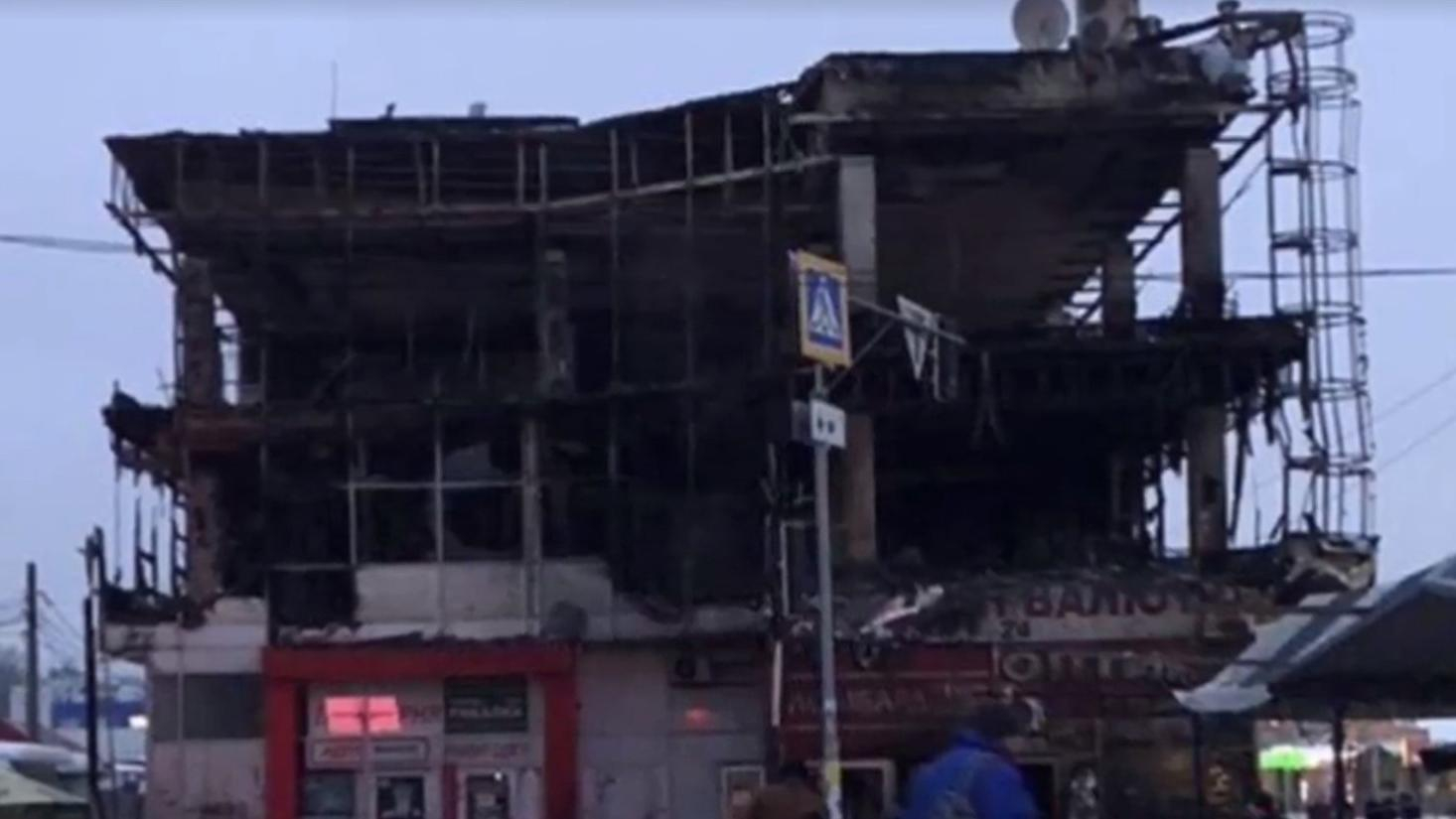 В Харькове полностью выгорел торговый центр: видео