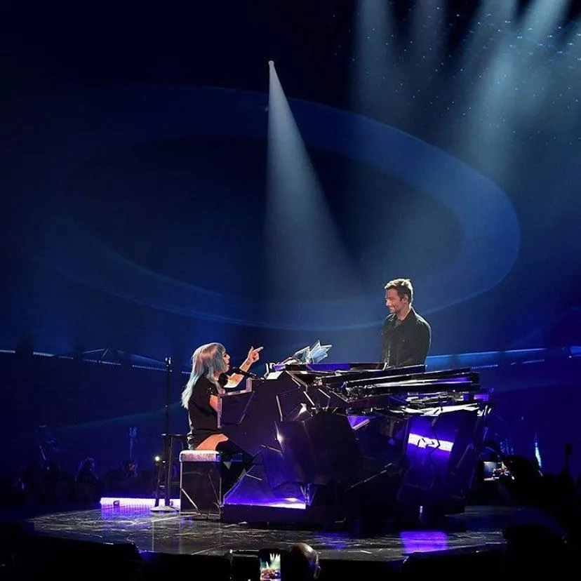 Бредлі Купер неочікувано вийшов на сцену під час концерту Леді Гаги