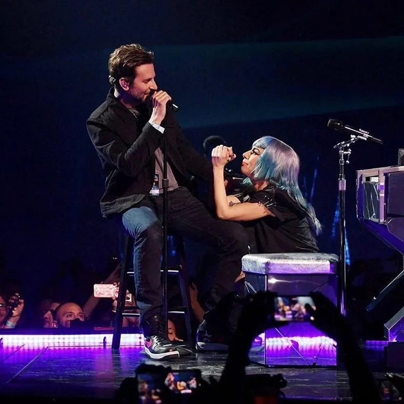 Леді Гага і Бредлі Купер неочікувано вийшов на сцену Леді Гага і Бредлі Купер неочікувано вийшов на сцену