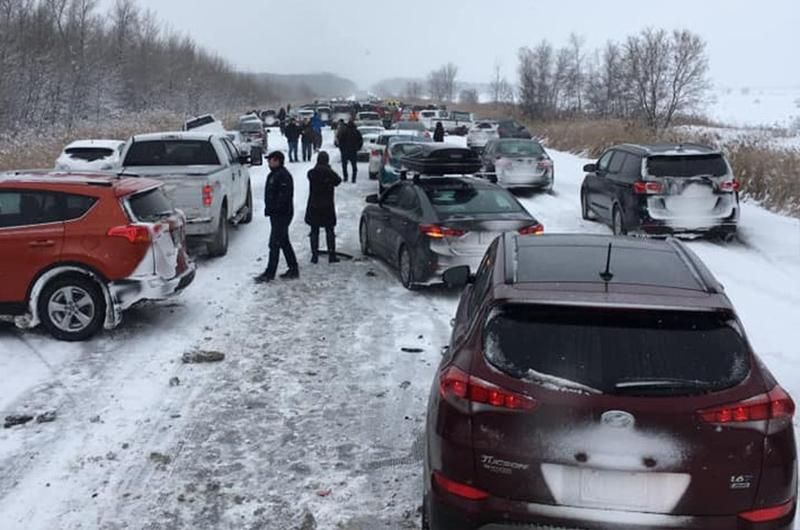Через жахливу ожеледицю у Канаді зіткнулися 50 автомобілів: відео Через жахливу ожеледицю у Канаді зіткнулися 50 автомобілів: відео