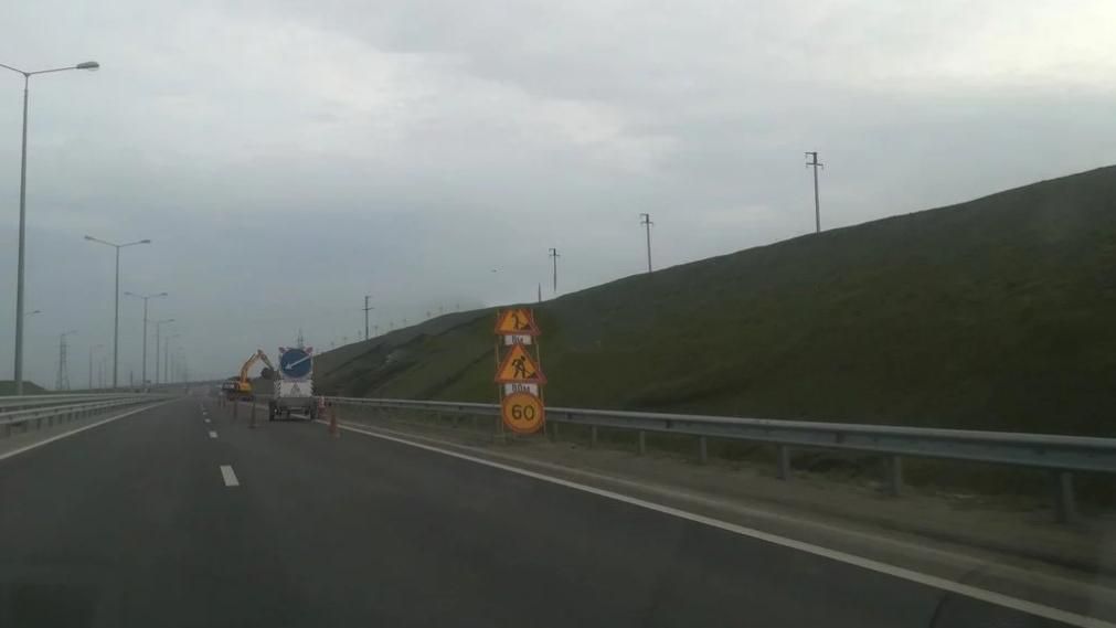 Біля Кримського мосту обвалилися штучно створені насипи: фото Біля Кримського мосту обвалилися штучно створені насипи: фото