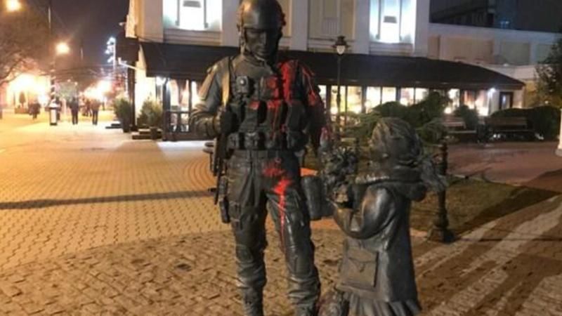 В оккупированном Крыму облили краской памятник русским захватчикам: фото
