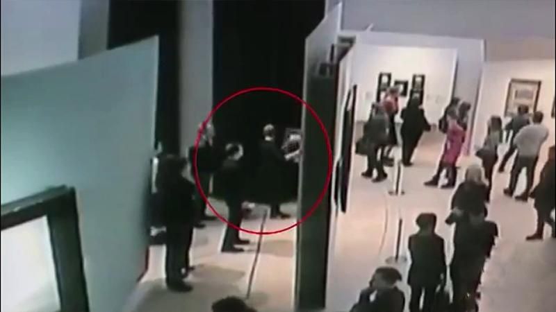 У Росії чоловік ефектно викрав з музею картину Куїнджі "Ай-Петрі" – відео