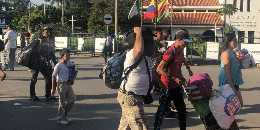 Тысячи людей покидают Венесуэлу из-за политического кризиса в стране