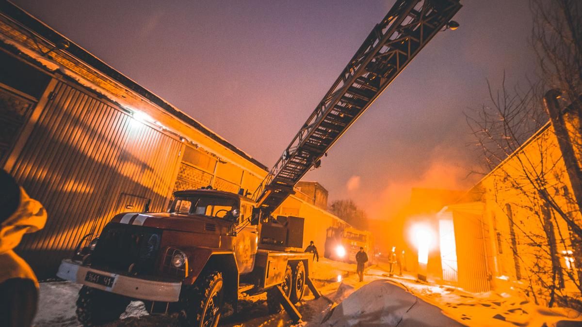 В Киеве произошел масштабный пожар: горел радиозавод – фото, видео