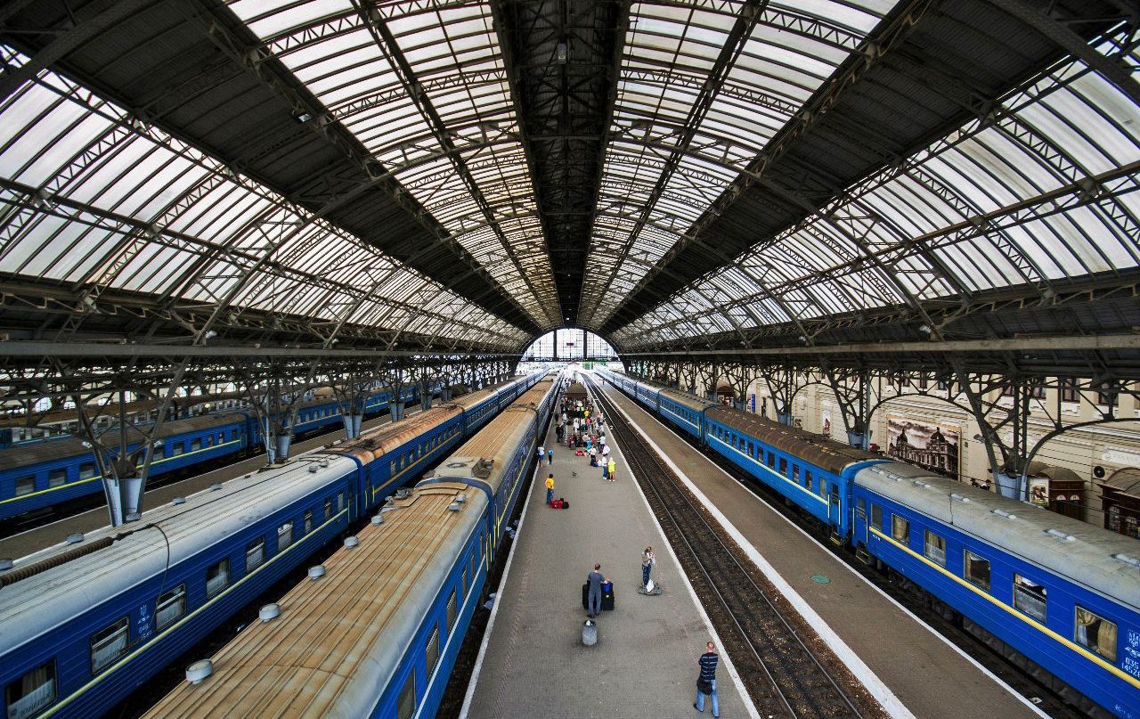 "Укрзалізниця" продовжує збільшувати кількість додаткових потягів та рейсів до 8 березня
