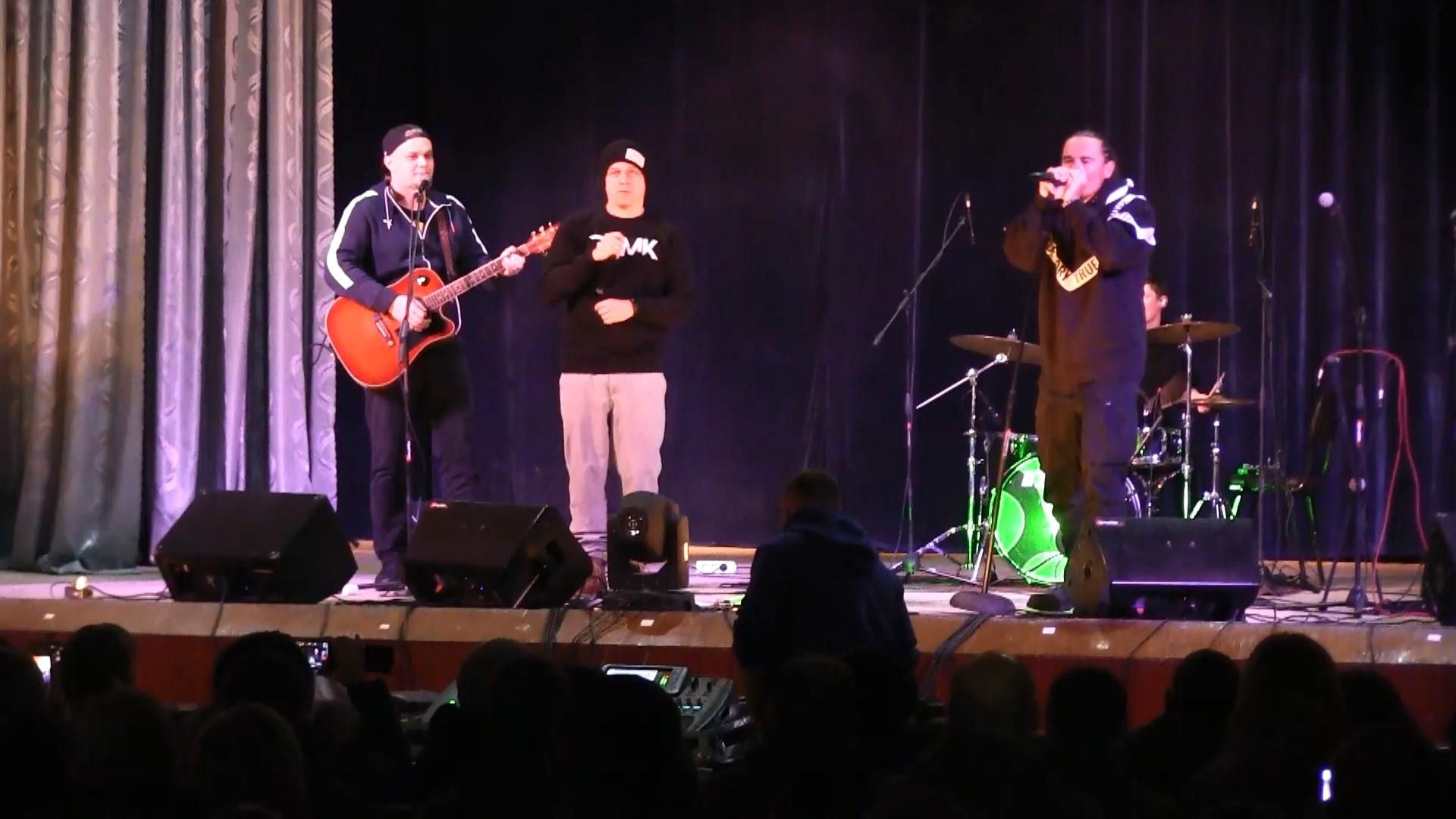 Як відомі українські музиканти розважали військових на передовій: фото та відео Як відомі українські музиканти розважали військових на передовій: фото та відео