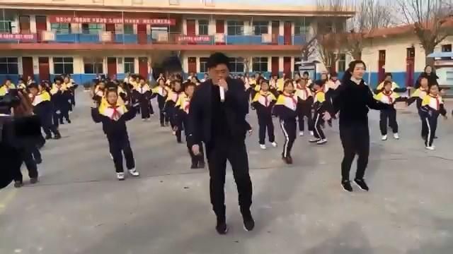 Мільйони переглядів на YouTube: як проходять перерви у китайських школах Мільйони переглядів на YouTube: як проходять перерви у китайських школах