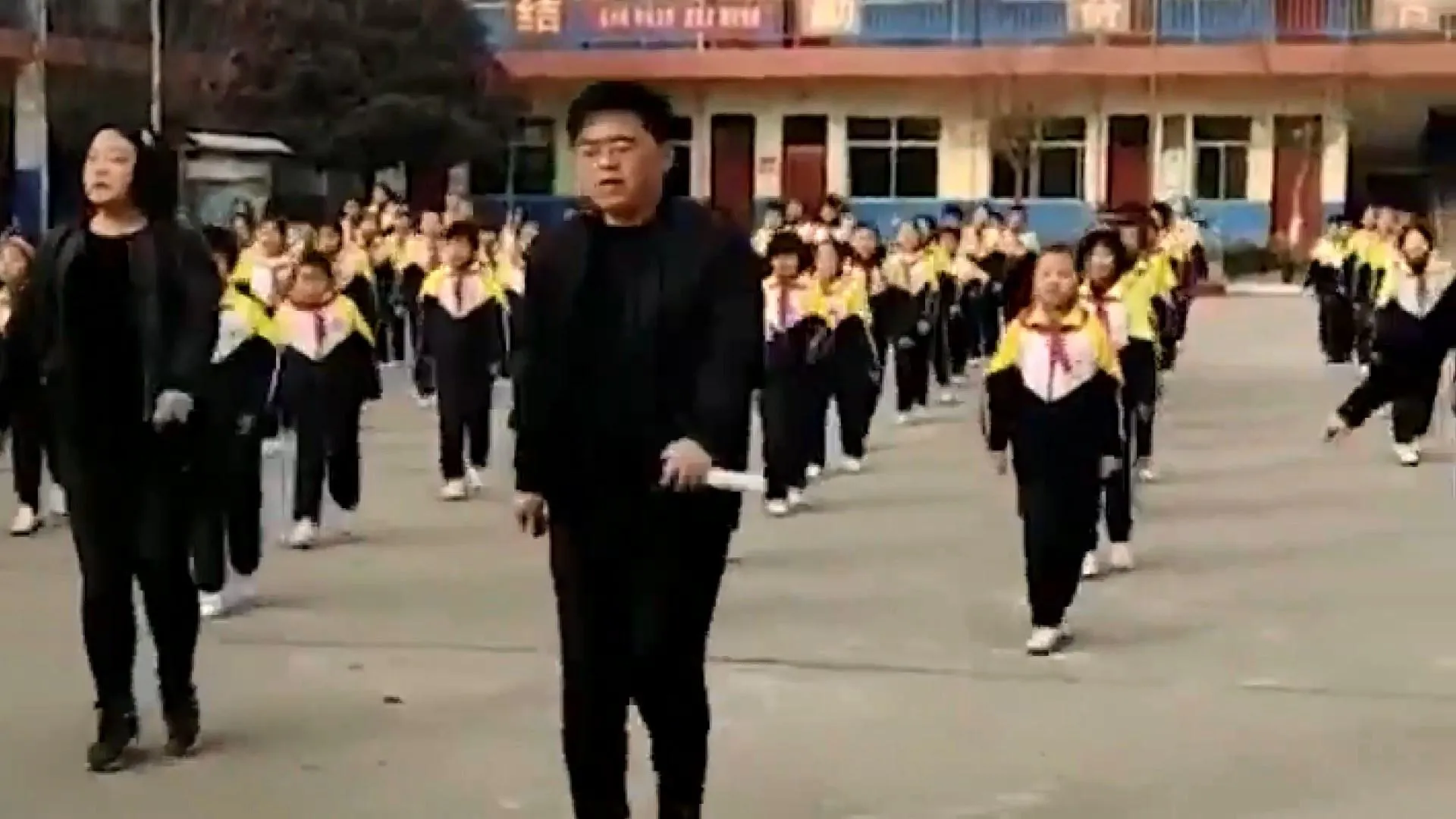 Китай перерва танці з директором Китай перерва танці з директором