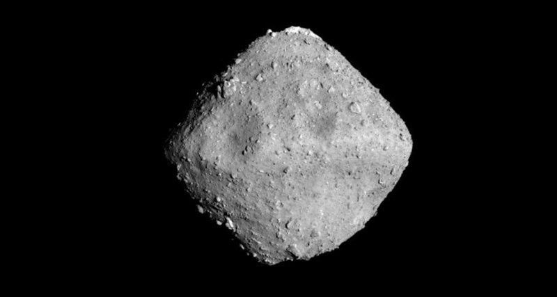 Колобок в космосе: кратерам астероида Рюгу дали сказочные имена