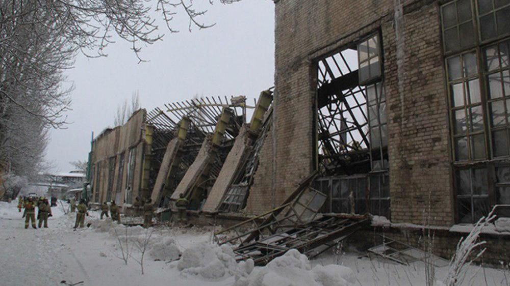 В окупованій Горлівці обвалилися стіна та дах машзаводу: загинув робітник – фото, відео В окупованій Горлівці обвалилися стіна та дах машзаводу: загинув робітник – фото, відео