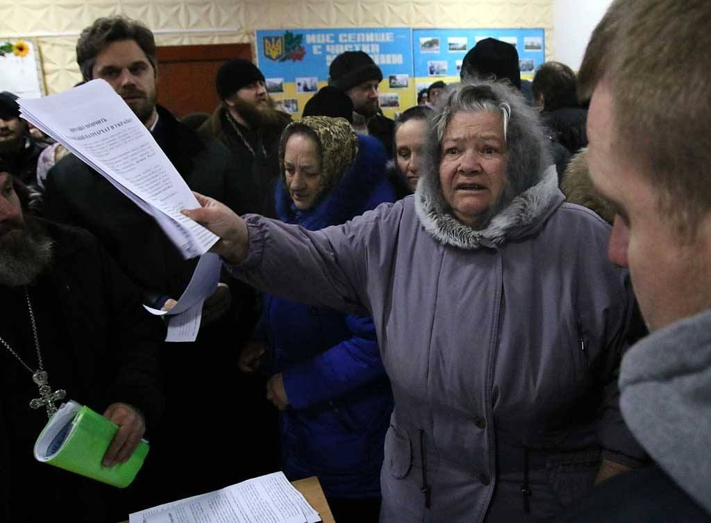 "Они показали свое истинное лицо": священники УПЦ МП ездят по приходам с титушками