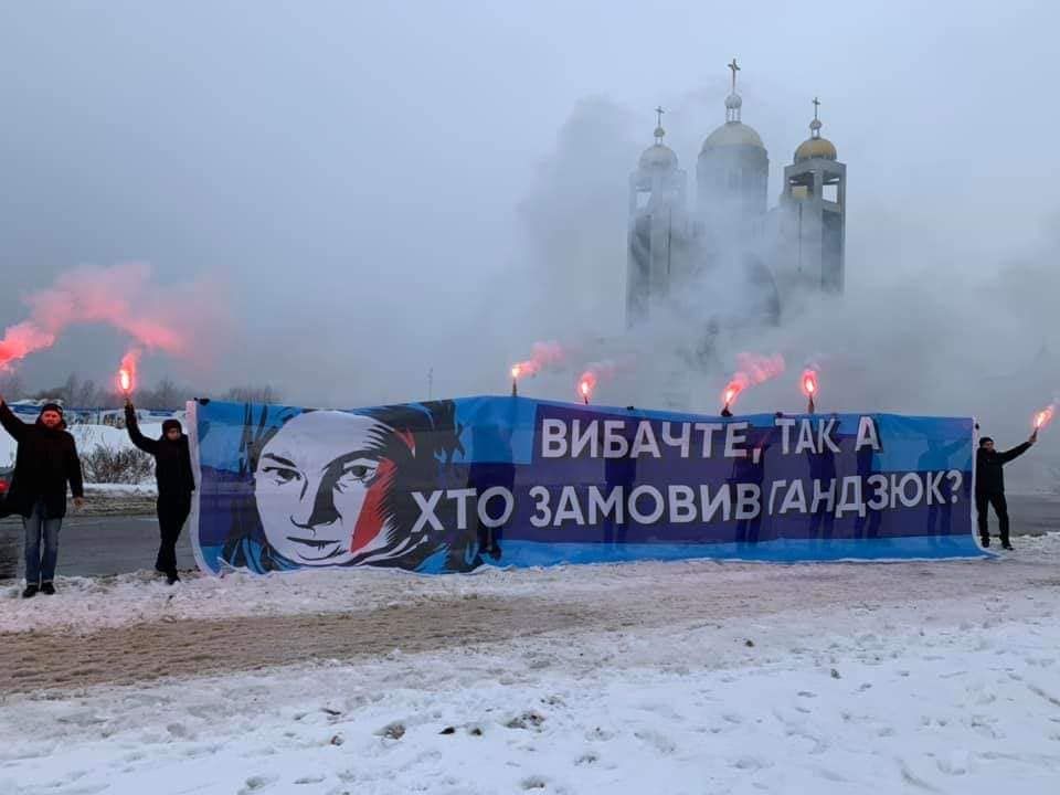 Банери "Хто замовив Гандзюк?" біля форуму Порошенка: активістів викликали до суду