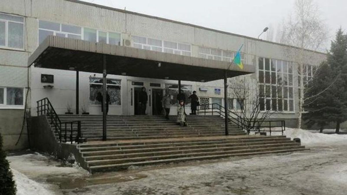 У Кривому Розі ймовірно замінували шість шкіл, у двох вибухівки не знайшли: фото У Кривому Розі ймовірно замінували шість шкіл, у двох вибухівки не знайшли: фото